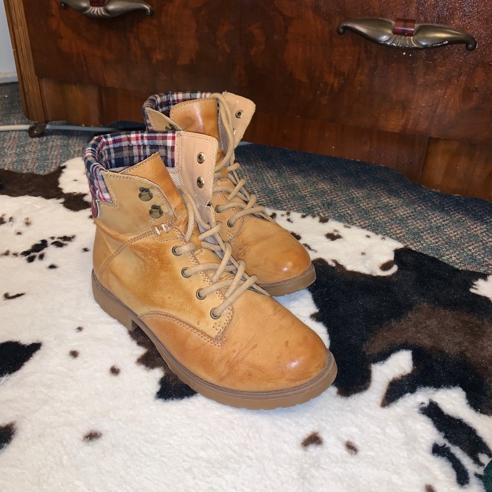 Tan Combat Boots (Tim’s lookalike!)